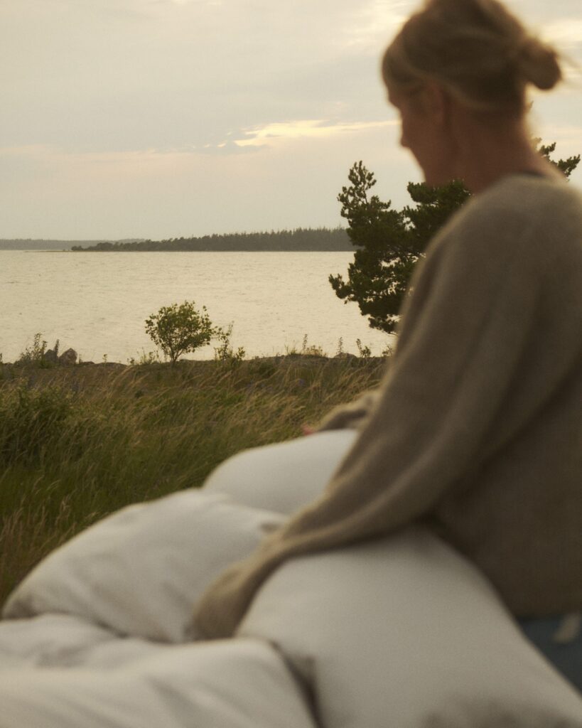 Stylist Pella Hedeby med Oglands ekologiska och fina sängkläder.