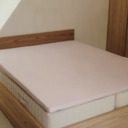 Kuvertsytt underlakan i Shade Dusty Pink satin, tillverkat i 100 % ekologisk bomull. Sitter tajt och motverkar skrynklor och veck.