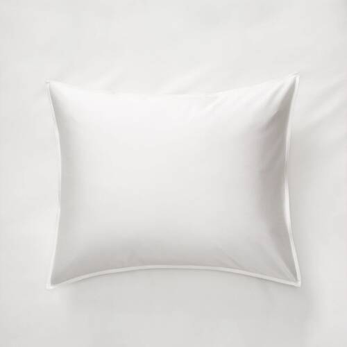 Örngott i satin från Ogland – Shade och Edge bäddade i ljus, lugn sovmiljö