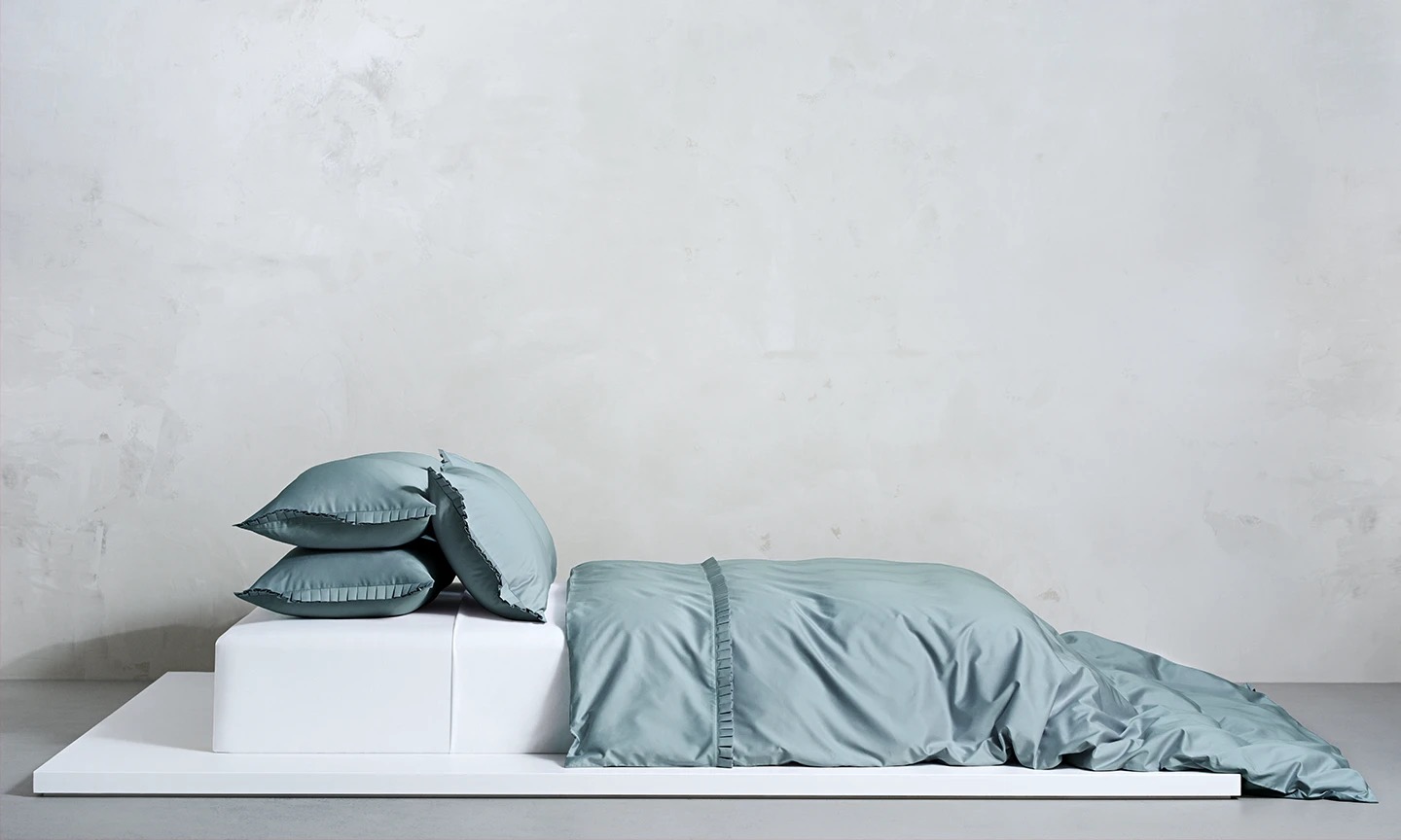 Påslakan Empire Oasis Green 220x220 cm – satin med dekorativa fransar och exklusiv hotellkänsla.