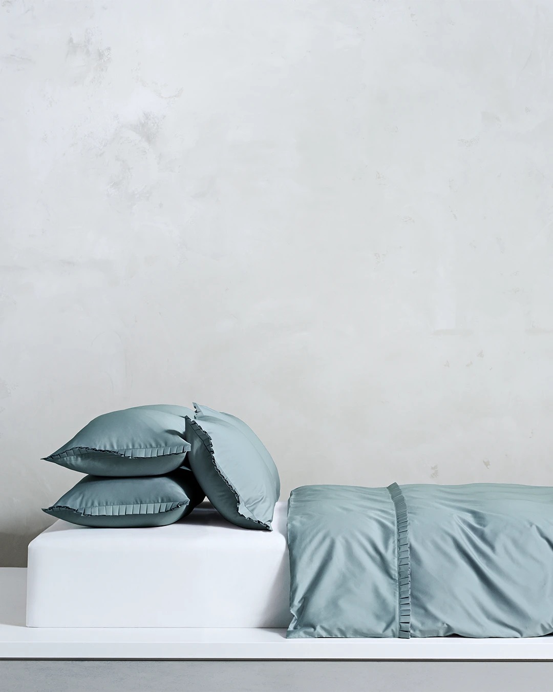 Exklusivt påslakan Empire Oasis Green 220x220 cm – mjuk satin med eleganta detaljer.