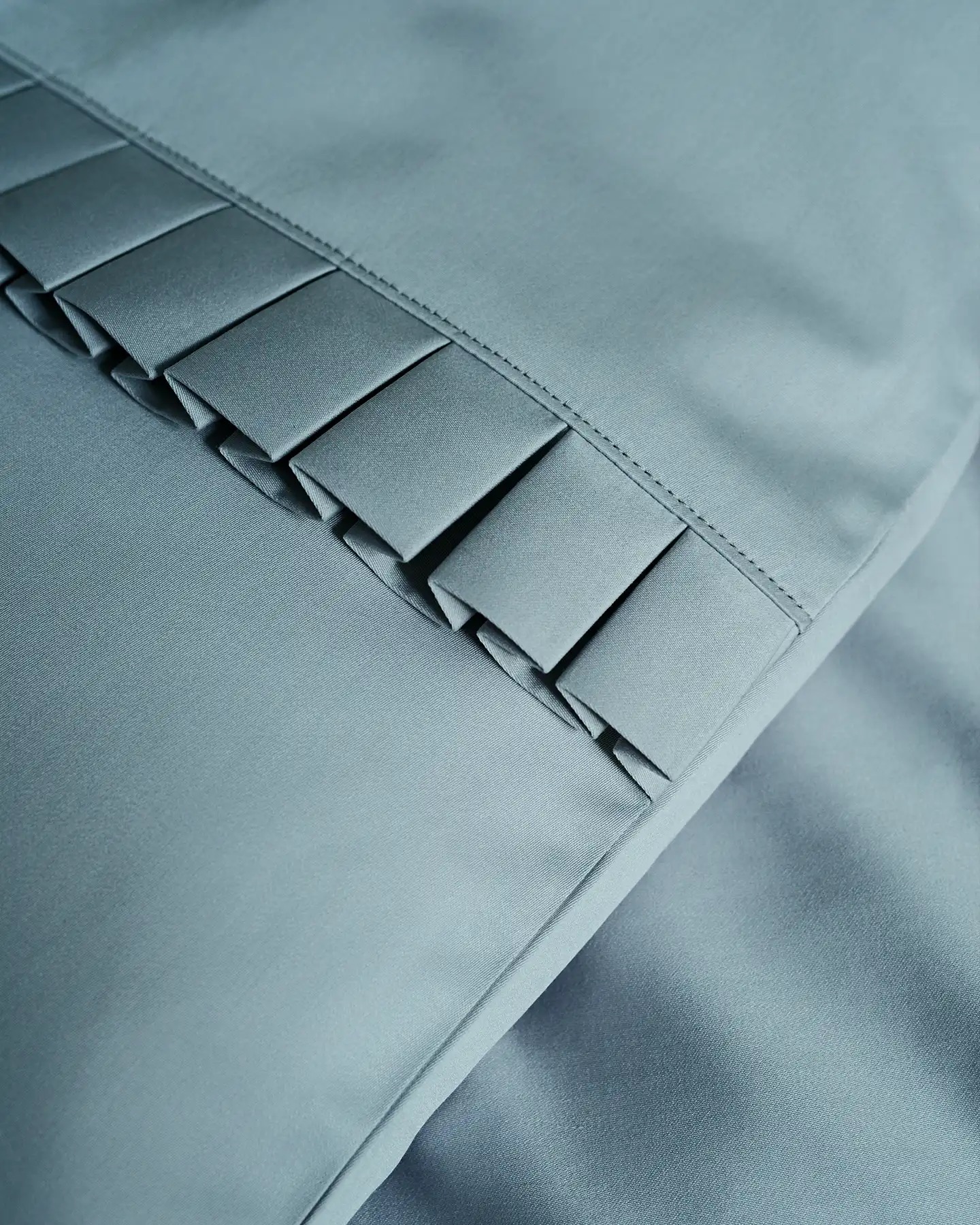 Empire påslakan i Oasis Green 220x220 cm – grågrön satin i 600 TC med franskant.