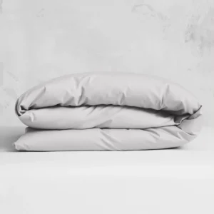 Påslakan i Naked percale Mist Grey 220x220 cm. Ljust grått, krispigt och svalt påslakan i ekologisk bomull.