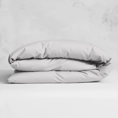 Påslakan i Naked percale Mist Grey 220x220 cm. Ljust grått, krispigt och svalt påslakan i ekologisk bomull.