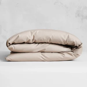 Påslakan i Naked percale Egypt Sand 220x220 cm. Svalt, sandfärgat påslakan i ekologisk bomull.