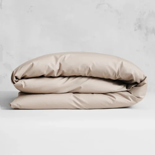 Påslakan i Naked percale Egypt Sand 220x220 cm. Svalt, sandfärgat påslakan i ekologisk bomull.