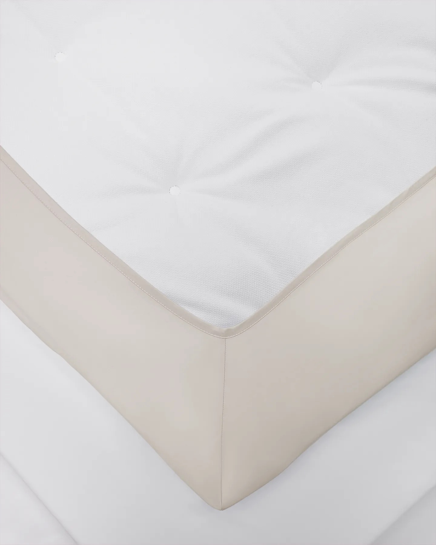 Underlakan Shade Nordic Greige – kuvertsytt i satin, plastfritt och slätt mot madrassen.