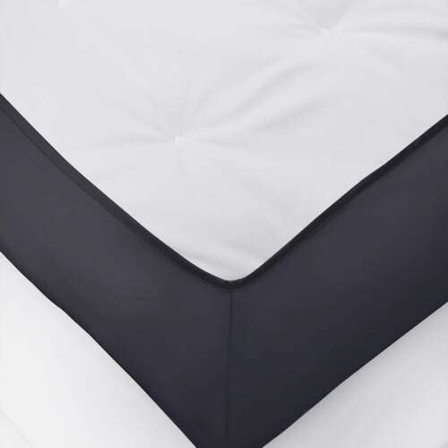 Kuvertsytt lakan i Shade satin Antracite Grey, mörkgrå färg. Tillverkat i 100 % ekologisk bomull. Exklusivt och mjukt satinlakan utan resår som sitter perfekt.