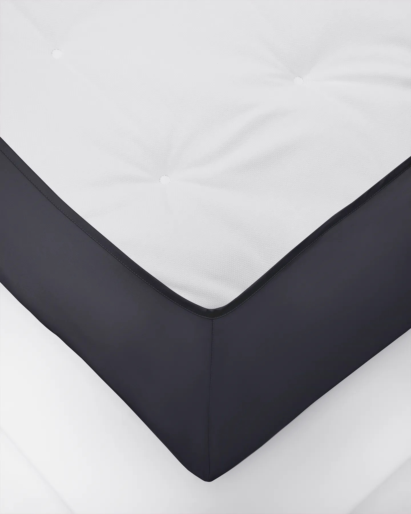 Kuvertsytt lakan i Shade satin Antracite Grey, mörkgrå färg. Tillverkat i 100 % ekologisk bomull. Exklusivt och mjukt satinlakan utan resår som sitter perfekt.