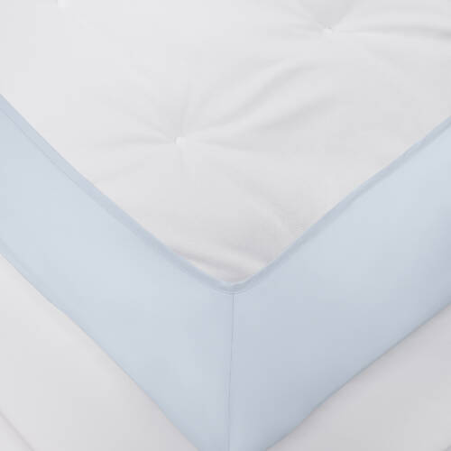 Kuvertsytt underlakan Shade Ice Blue – plastfritt, slätt och perfekt passform i ekologisk satin.