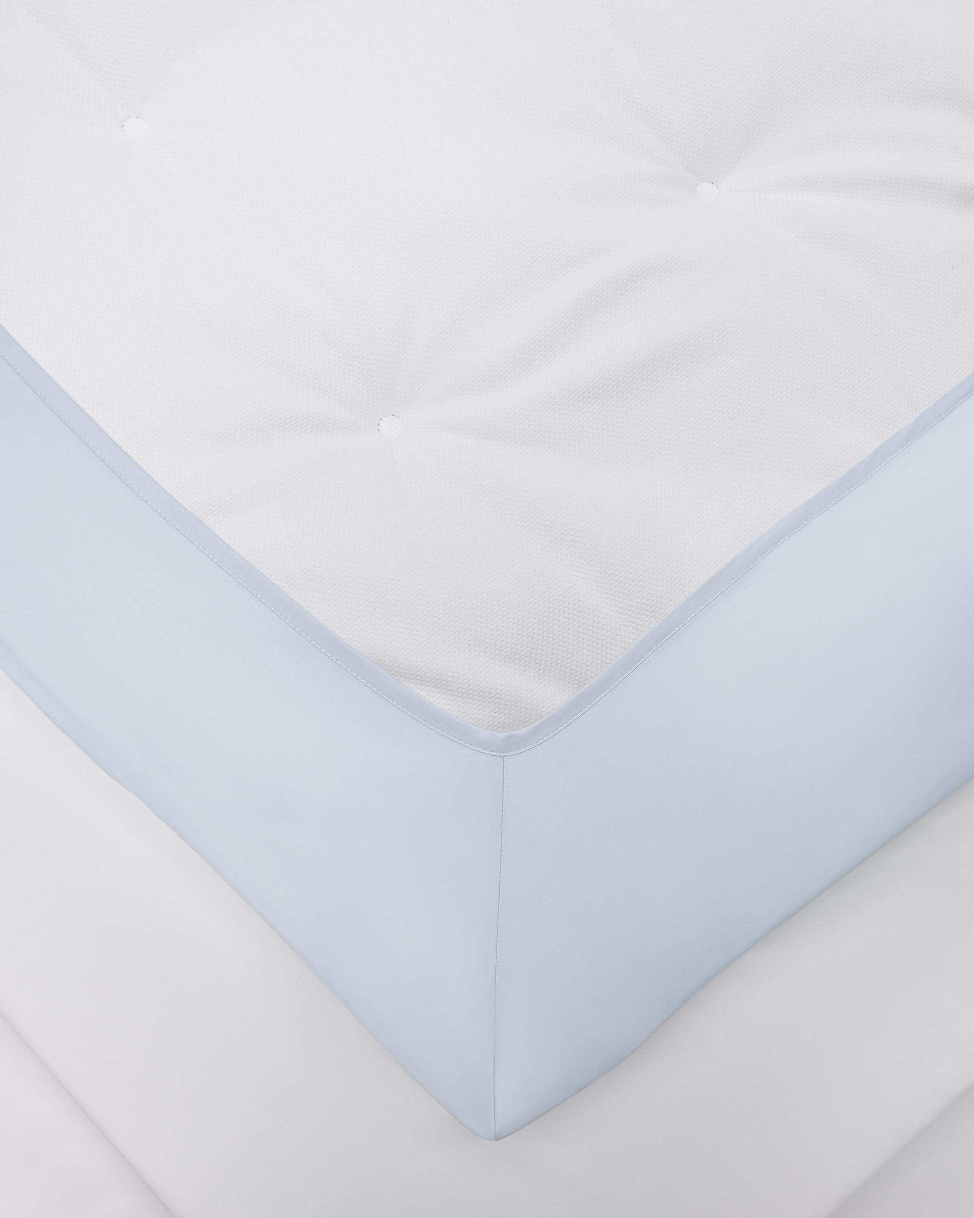 Kuvertsytt underlakan Shade Ice Blue – plastfritt, slätt och perfekt passform i ekologisk satin.