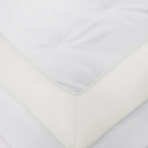 Kuvertsytt underlakan Shade i mjuk satin, Perfect White, 180x200 cm – plastfritt och skrynkelfritt för en elegant bäddning.