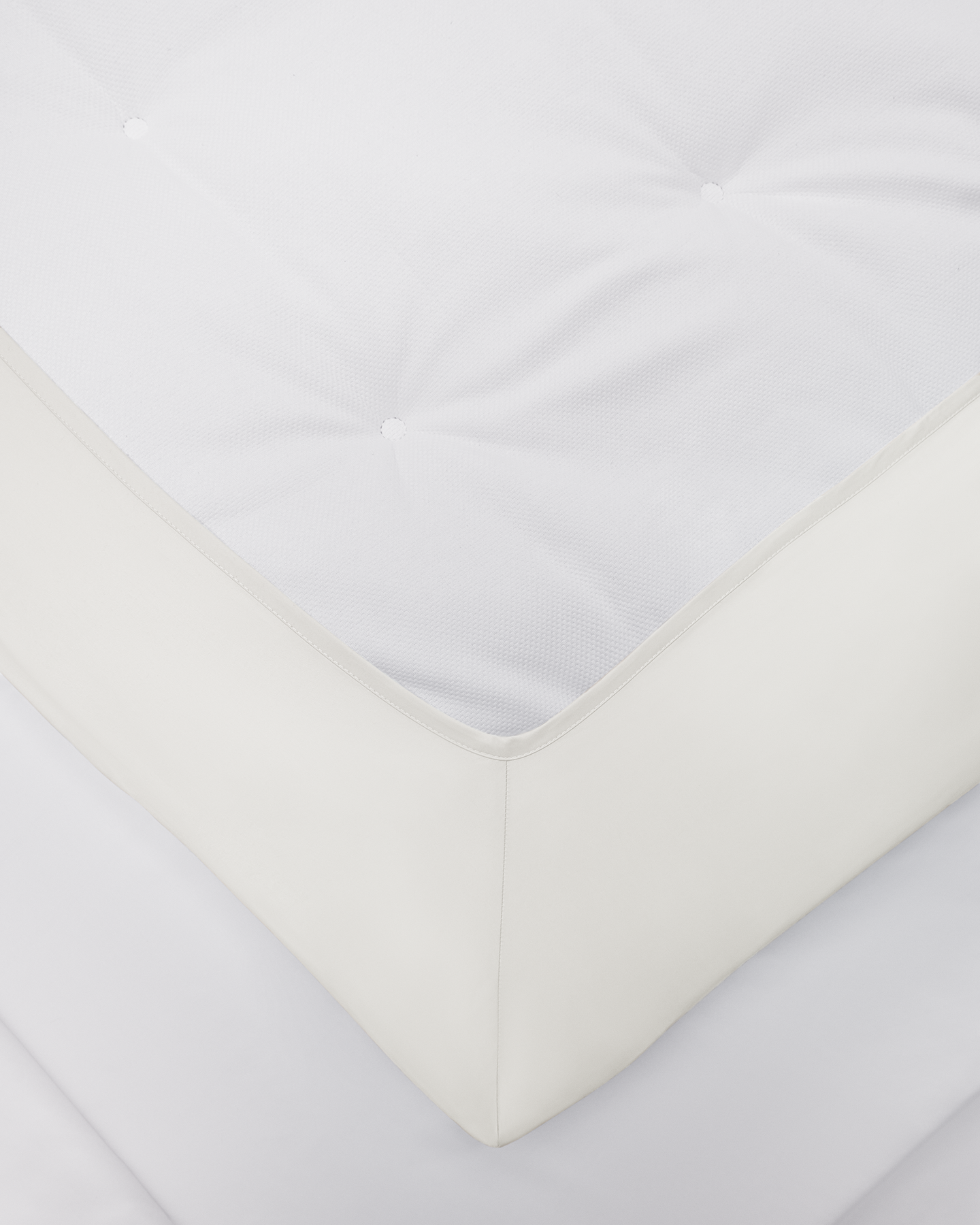 Kuvertsytt underlakan Shade i mjuk satin, Perfect White, 180x200 cm – plastfritt och skrynkelfritt för en elegant bäddning.