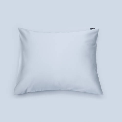 Örngott Shade Ice Blue 50x60 cm i satin från Ogland, mjukt och svalt mot huden.