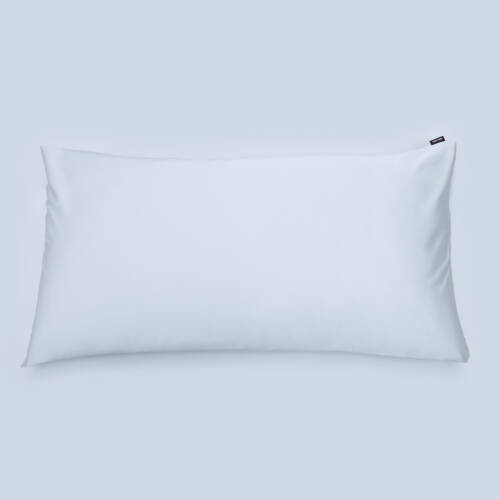 Örngott Shade Ice Blue 50x90 cm i satin från Ogland, lång modell i tidlös blå ton.