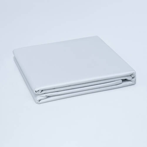 Underlakan Shade Ice Blue, dubbel 270x270 cm – plastfritt satinlakan utan resår, sitter perfekt och ger ett slätt intryck.