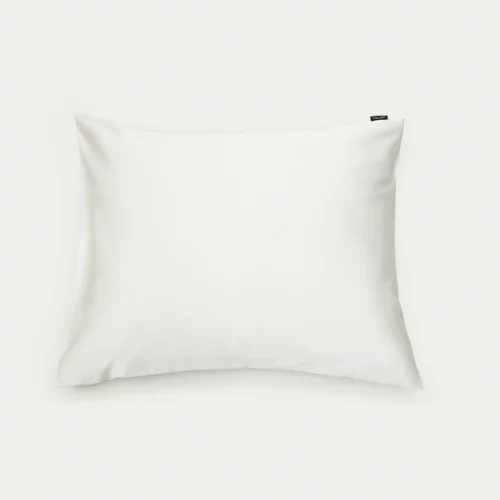 Örngott Shade Perfect White 50x60 cm i satin från Ogland, klassisk vit i premiumkvalitet.