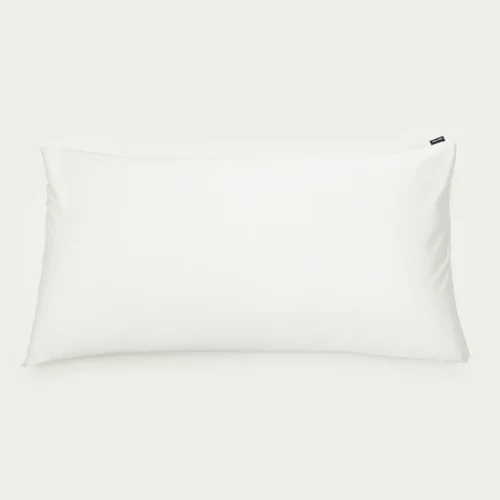 Örngott Shade Perfect White 50x90 cm i satin från Ogland, lång modell i tidlöst vitt.