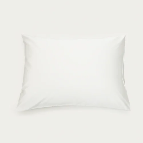 Örngott Shade Perfect White 60x80 cm i satin från Ogland, mjukt och hållbart örngott i klassisk vit.