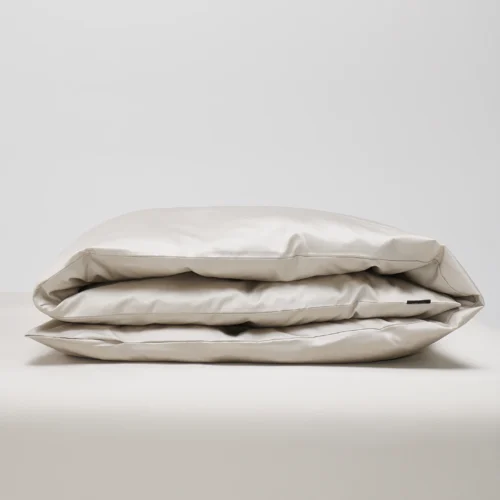 Påslakan i Shade Nordic Greige satin 220x220 cm. Svalt, mjukt och tillverkat i 100 % ekologisk bomull.