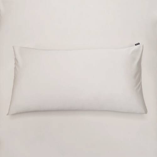 Örngott Shade Nordic Greige satin 50x90 cm – ekologiska sängkläder i ljus gråbeige.