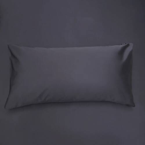 Örngott Shade Antracite Grey satin 50x90 cm – mörkgrå ton i ekologisk bomull.