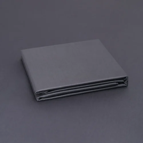 Underlakan i Shade Antracite Grey satin 270x270 cm. Kuvertsytt, exklusivt och tillverkat i 100 % ekologisk bomull.