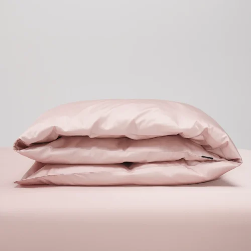 Påslakan i Shade Dusty Pink satin 220x220 cm. Exklusiva rosa sängkläder i 100 % ekologisk bomull.