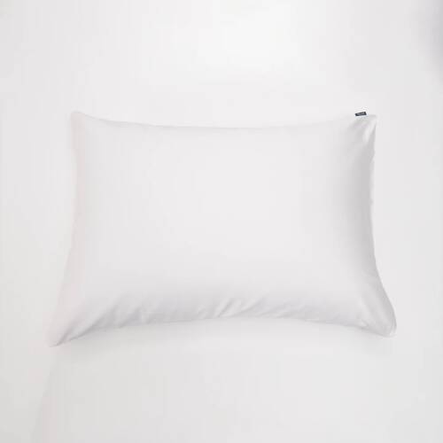 Örngott Shade Crisp White satin 60x80 cm – krispigt vitt i ekologisk bomull.