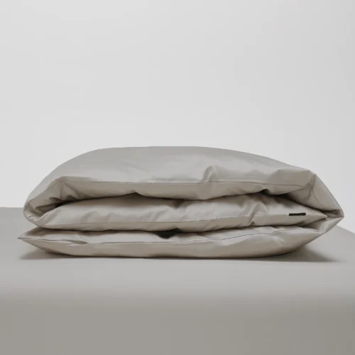 Påslakan i Shade Modern Greige satin 150x210 cm. Elegant och mjukt sänglinne i ekologisk bomull.