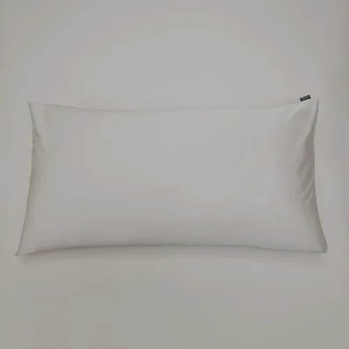 Mjukt örngott i Shade Modern Greige satin 50x90 cm, ekologisk bomull med hög trådtäthet.