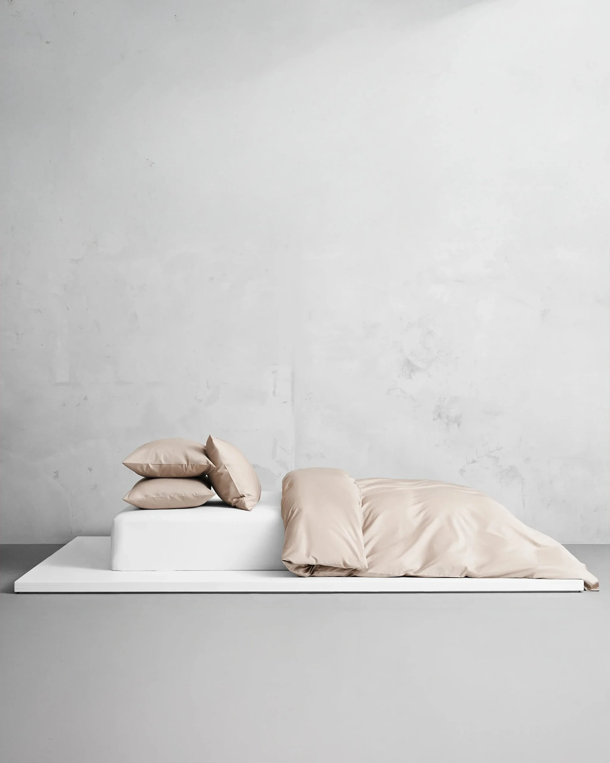 Uppbäddad säng i Naked Percale Egypt Sand. Påslakan och örngott i percale av 100 % ekologisk bomull. Krispiga och luftiga sängkläder i sandfärgad percale.