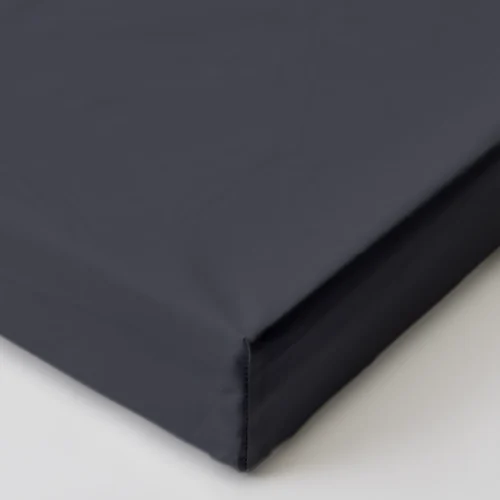 Kuvertsytt lakan i Shade satin Antracite Grey, mörkgrå färg. Tillverkat i 100 % ekologisk bomull. Exklusivt och mjukt satinlakan utan resår som sitter perfekt.