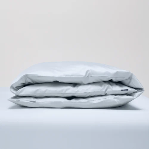 Svalt påslakan i Shade Ice Blue satin 150x210 cm, tillverkat i 100 % ekologisk bomull