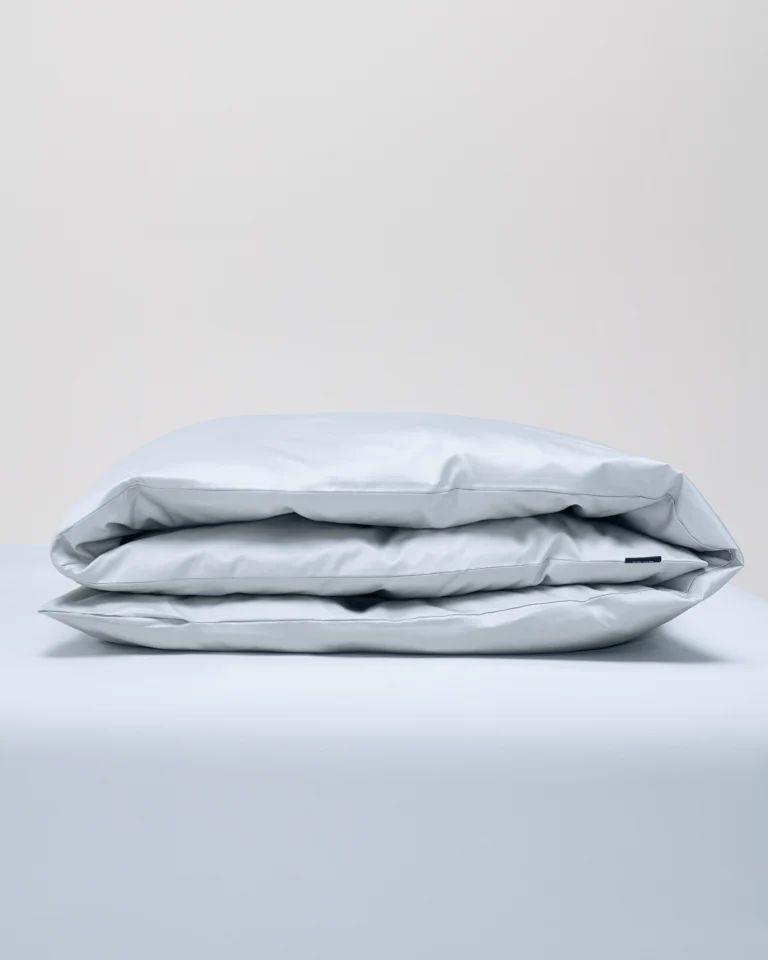 Svalt påslakan i Shade Ice Blue satin 150x210 cm, tillverkat i 100 % ekologisk bomull