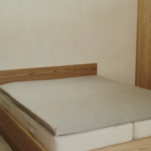 Ekologiskt dra-på-lakan i satinbomull från Ogland, bäddat slätt på säng i ljus miljö