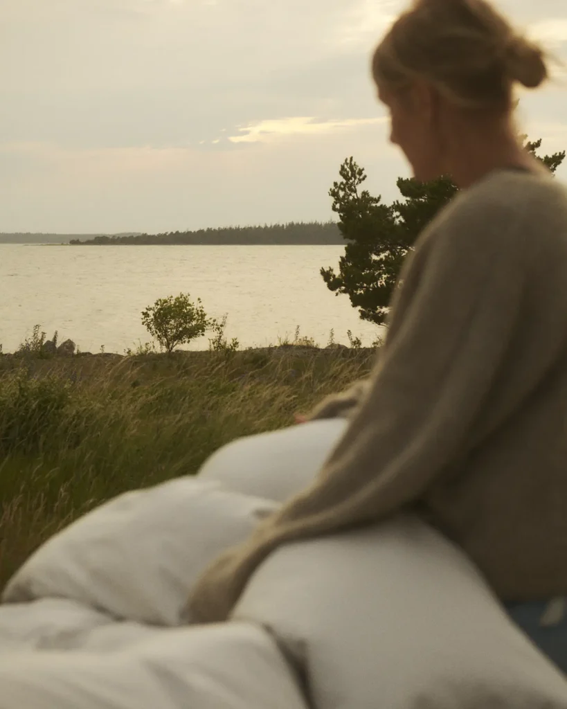 Sommar med Ogland – ekologiska sängkläder i naturens stilla miljö vid havet.
