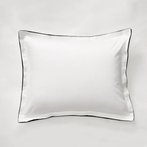 Oglands kollektioner av sängkläder i percale och satin – Edge, Shade, Naked och Barton, bäddade i tidlös miljö