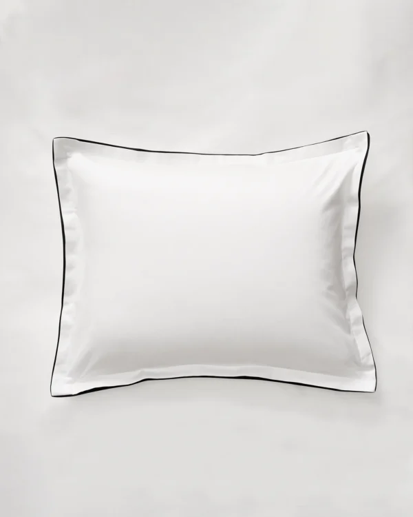Oglands kollektioner av sängkläder i percale och satin – Edge, Shade, Naked och Barton, bäddade i tidlös miljö