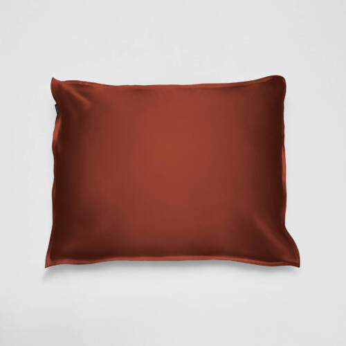 Örngott i 100 % mullbärssilke i färgen Dalaröd.