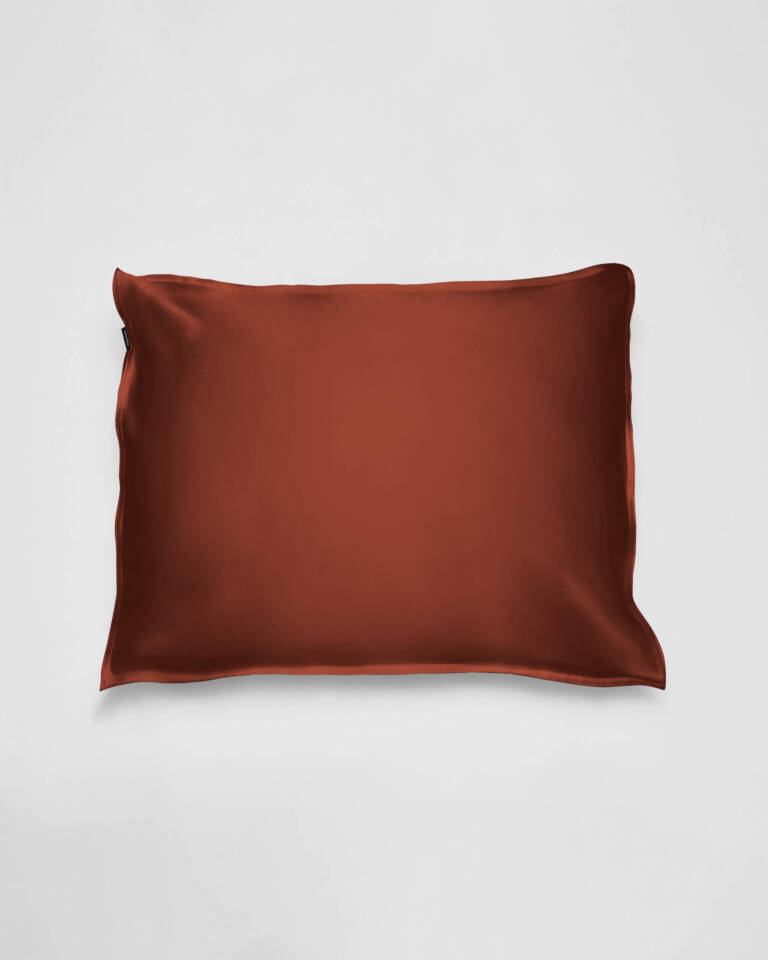 Örngott i 100 % mullbärssilke i färgen Dalaröd.