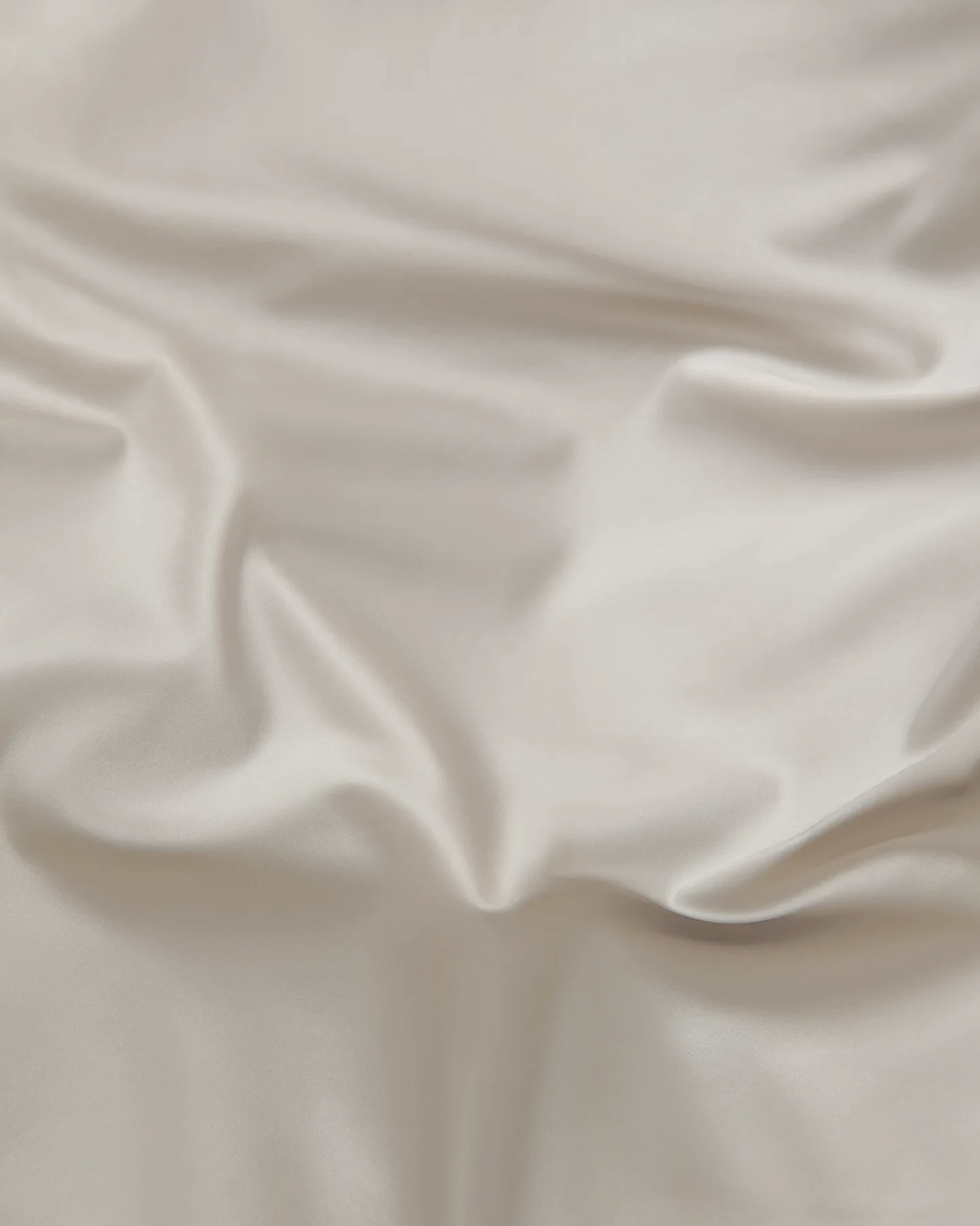 Detaljbild av påslakan i Shade Nordic Greige satin – elegant textur i ekologisk bomull