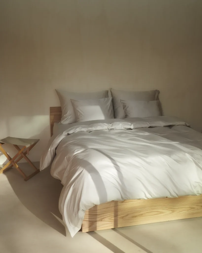 Bäddad säng i ekologiska sängkläder från Ogland med hög trådtäthet.