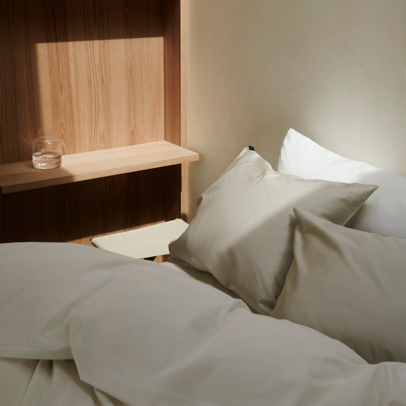 Ekologiskt örngott i vit bomull från Ogland, bäddat i lugn, ljus miljö