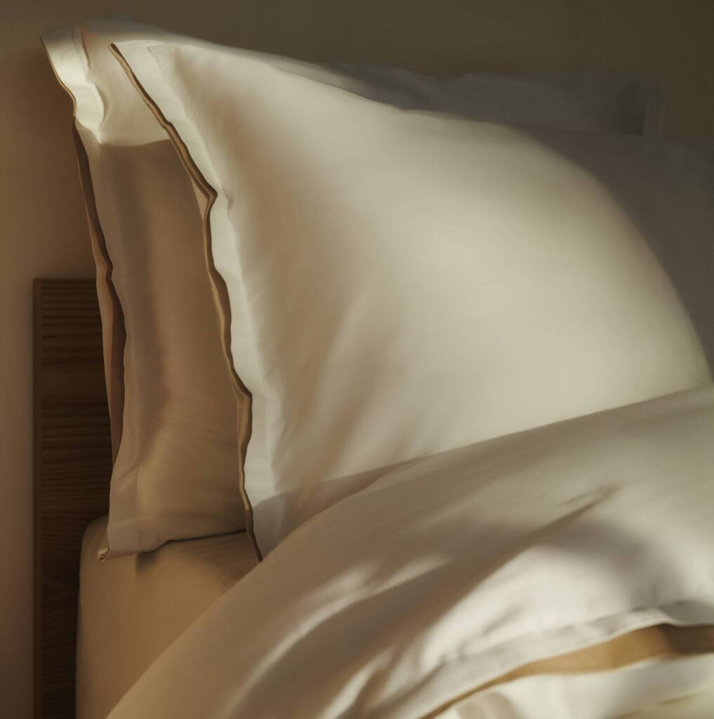 Biodynamiskt örngott i vit Giza 86-bomull, bäddat i lugn sovmiljö från Ogland