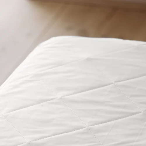 Ekologiskt madrasskydd i vit bomull, plastfritt och kuvertsytt från Ogland.