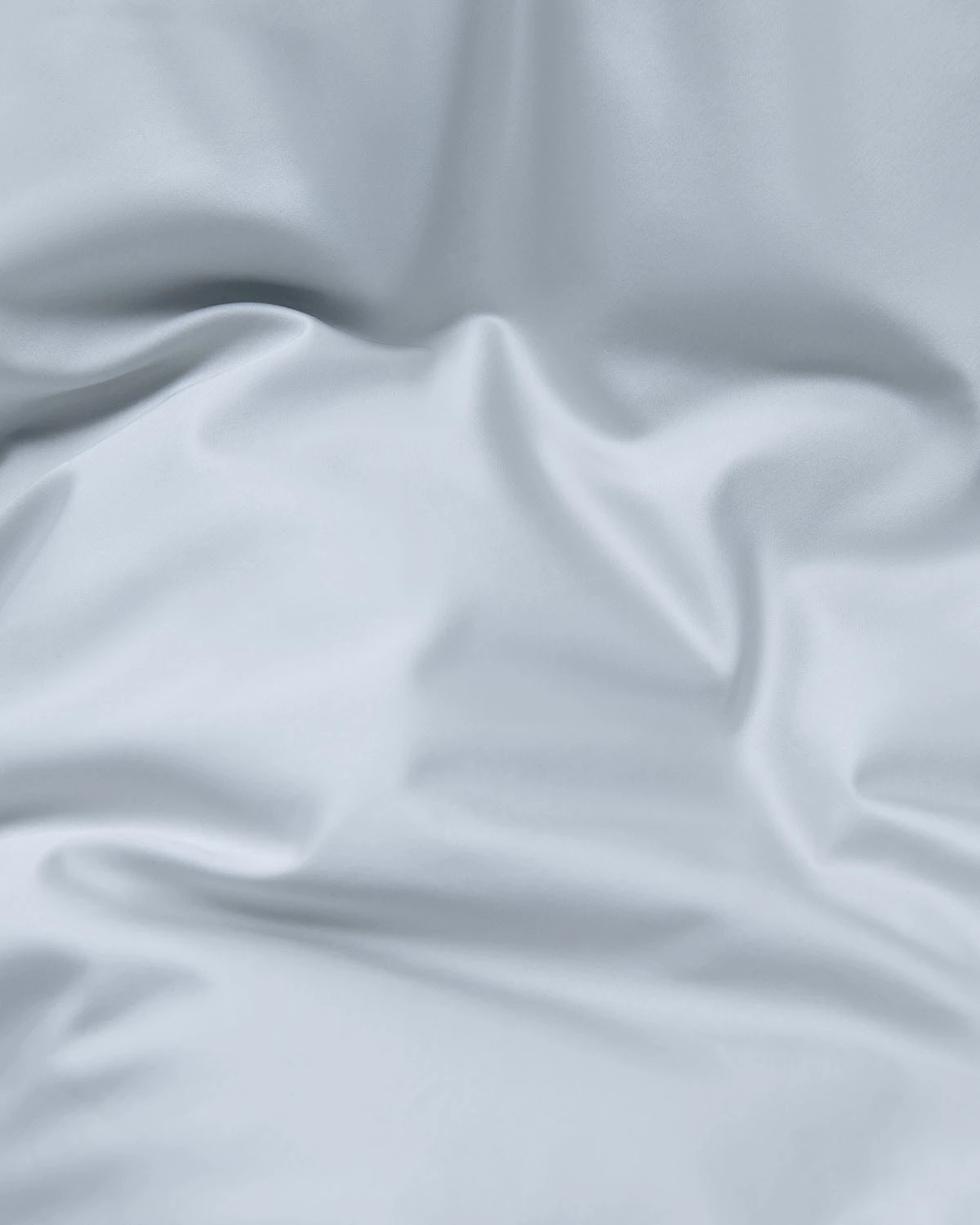Shade Satin sängkläder i färgen Ice Blue från Ogland, vävt i 500 TC av ekologisk bomull.