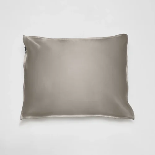 Silkesörngott i färgen Nordic Greige – ekologiskt och skonsamt för hud och hår, i mjuk glansig satin.